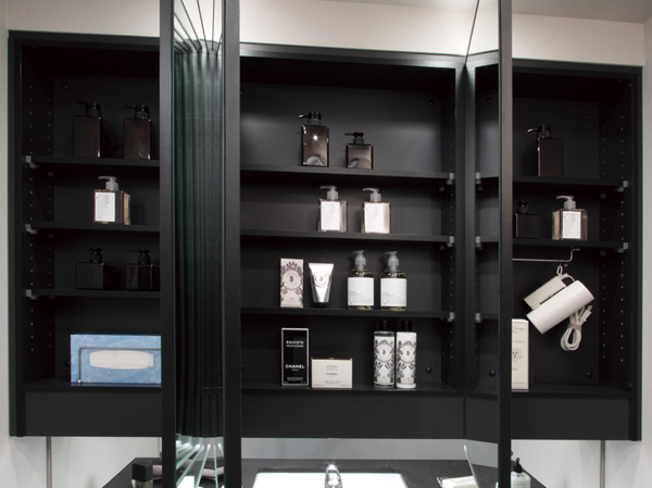 Bathing-wash room.  [Three-sided mirror with vanity] Wide three-sided mirror specification. A three-sided mirror with vanity that ensures the storage space, such as a dryer hook was set up to mirror back.