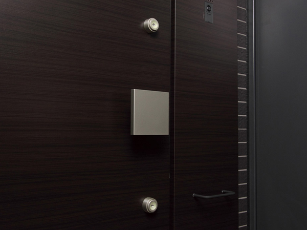 Security.  [Double Rock] Providing two keyhole, It enhances the crime prevention. (Same specifications)