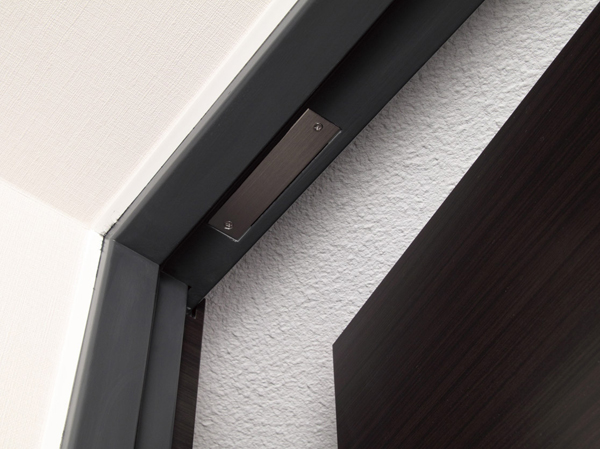 Security.  [Security magnet sensor] Entrance door opening and closing windows ※ Installed in the. When such as incorrect lock has been performed, It performs automatic report to the control room and the security company issued a warning.  ※ Except for the louver surface lattice installation and opening and closing windows. (Same specifications)