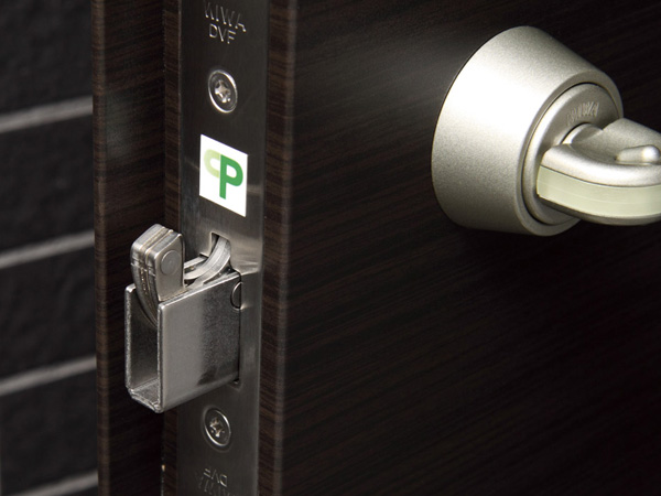 Security.  [Crime prevention thumb turn & sickle dead lock] And effective sickle with a dead bolt to pry measures, Adopted a crime prevention thumb with the incorrect lock. (Same specifications)