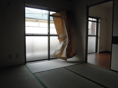 Living and room. Japanese-style room that can be back and forth to the Western-style