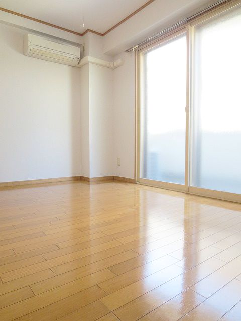 Living and room. Window double is the sash ☆