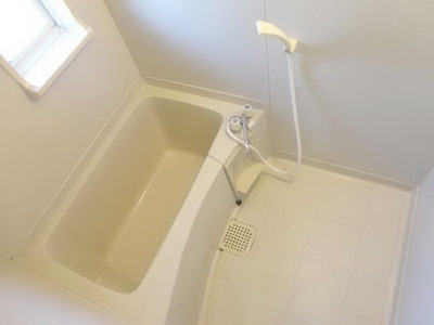 Bath. Easy ventilation with windows