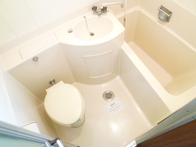 Bath. Your easy-to-clean wash basin with 3-point unit bus