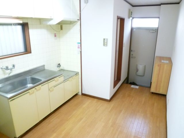 Kitchen. Easy also dishes in the spread of the kitchen