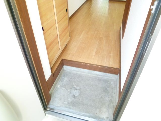 Entrance. Entrance neat with a shoebox