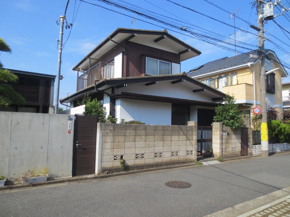 Local photos, including front road. Local (11 May 2013) Shooting