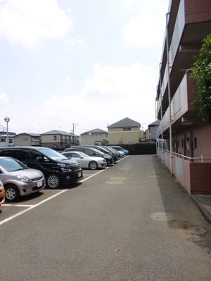 Parking lot. On-site parking is 10,000 yen