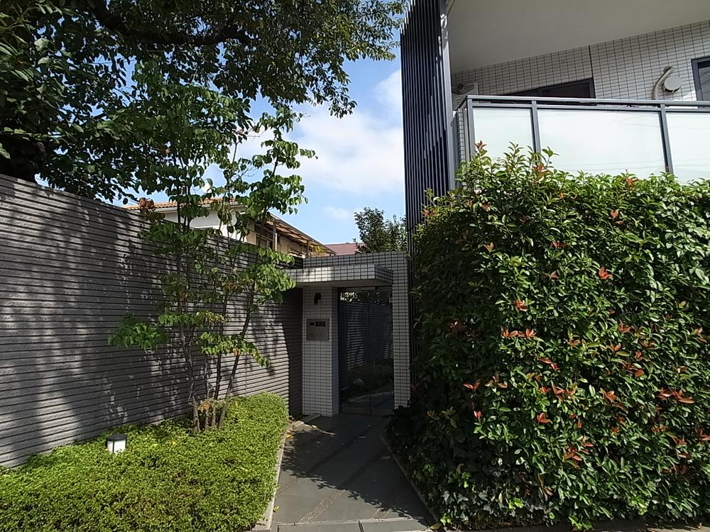 Entrance. Common areas