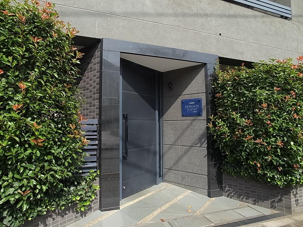 Entrance. Common areas