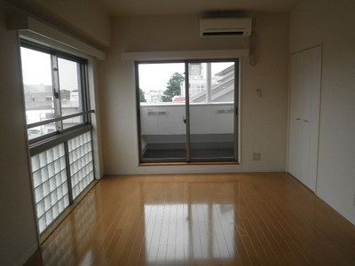 Living and room. Room 1