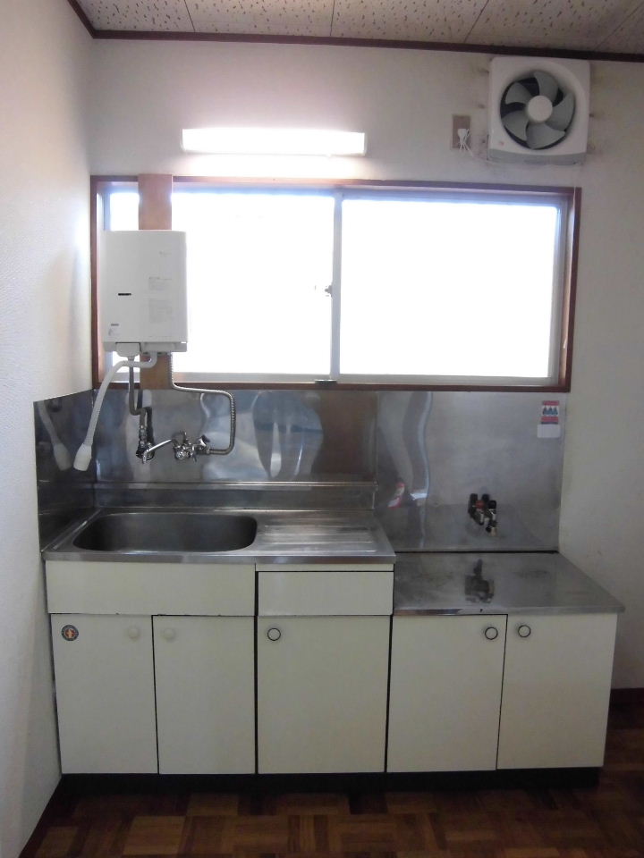 Kitchen. Gas stove 2 burners can be installed!