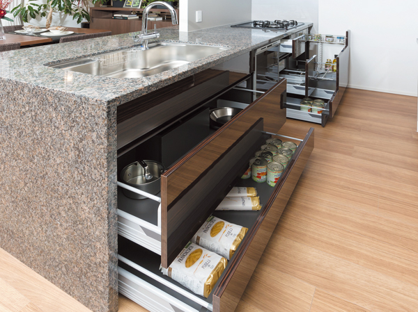 Kitchen.  [With vegetables Stocker slide storage] And out easily slide holds up to the back of the thing. It has established a vegetable stocker which has been subjected to punching for ventilation inside.