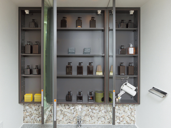 Bathing-wash room.  [Three-sided mirror back storage] The storage space provided on the back surface of the three-sided mirror, It is convenient to organize, such as cosmetics.