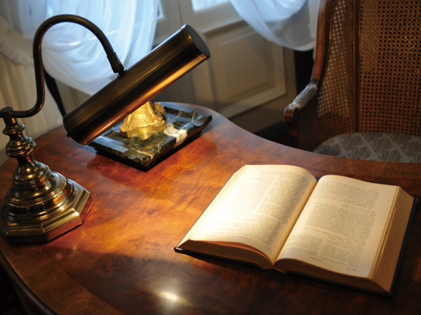 Variety of services.  [Library lounge which has been subjected to space production with natural materials, Study Room] As "untie the heart" field in the day-to-day, Offer a spacious relaxing library lounge. Nestled texture of the tree was Megurase paste the pleasant flooring and beautiful natural marble, Create a high-quality space. On its back, Set up a study room to be immersed in a hobby and one of the time in the study feeling. Study also placed by select Kinokuniya as library, You can touch the world of a variety of knowledge. (image) ※ Sharing facilities and services available, etc. Please confirm details of the management contract Collection.