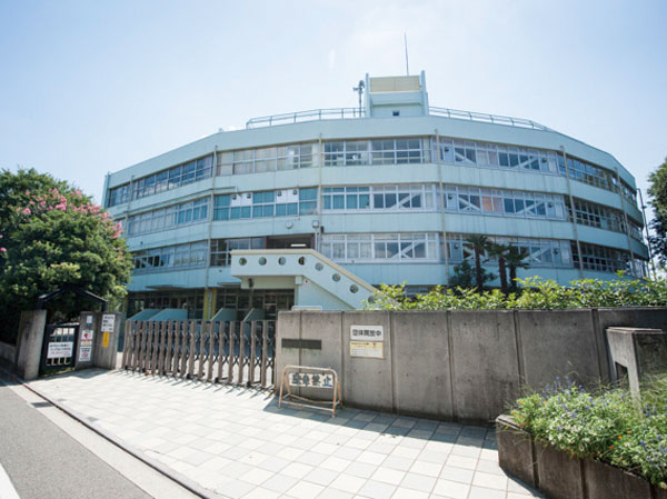 Surrounding environment. Municipal Inoatama elementary school (about 550m)