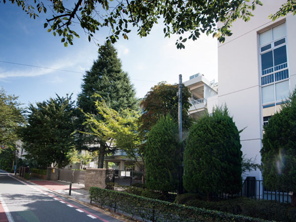 Surrounding environment. Musashino Municipal first junior high school (about 610m)