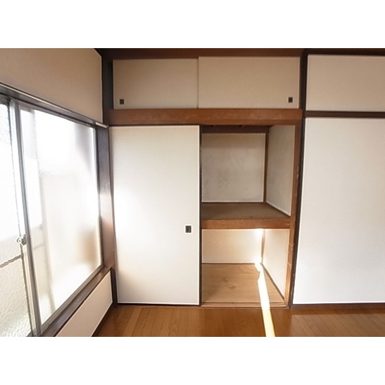 Receipt. Storage between 1, Yes upper closet