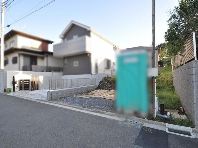 Local photos, including front road. Contact road situation