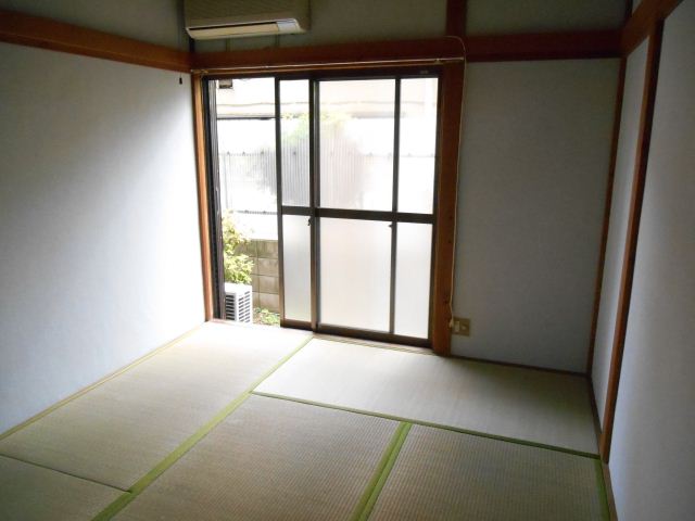 Living and room. 6 Pledge is a Japanese-style room ☆