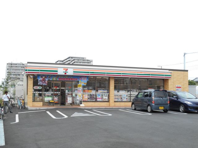 Convenience store. 680m to Seven-Eleven (convenience store)