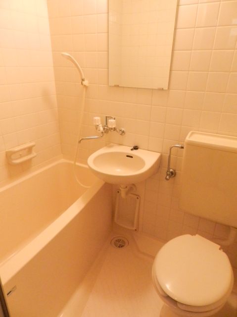 Bath. 3-point unit bus washbasin