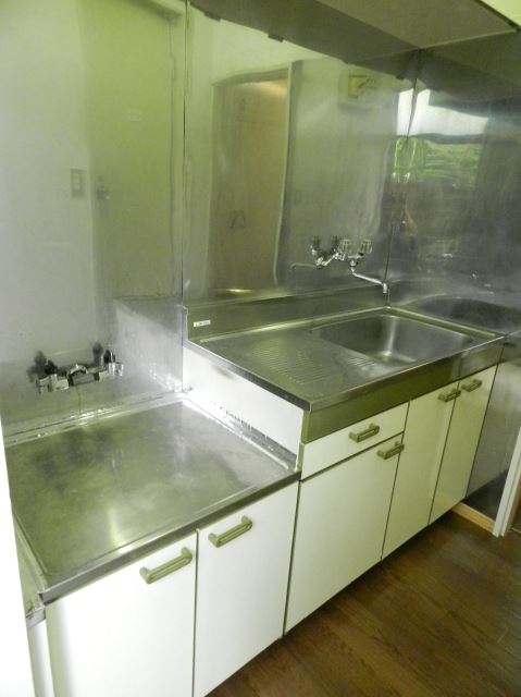 Kitchen. Gas stove can be installed
