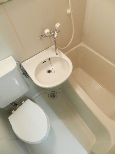 Bath. Wash basin with 3-point unit bus