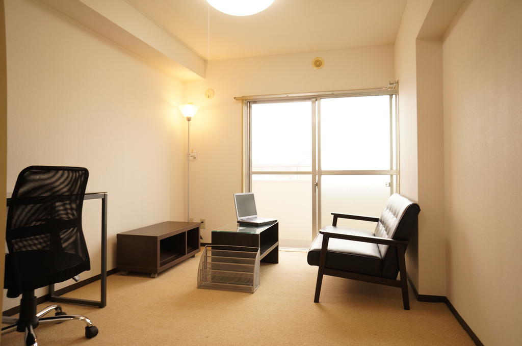 Living and room. South of Western-style 5 Pledge is a rug-covered