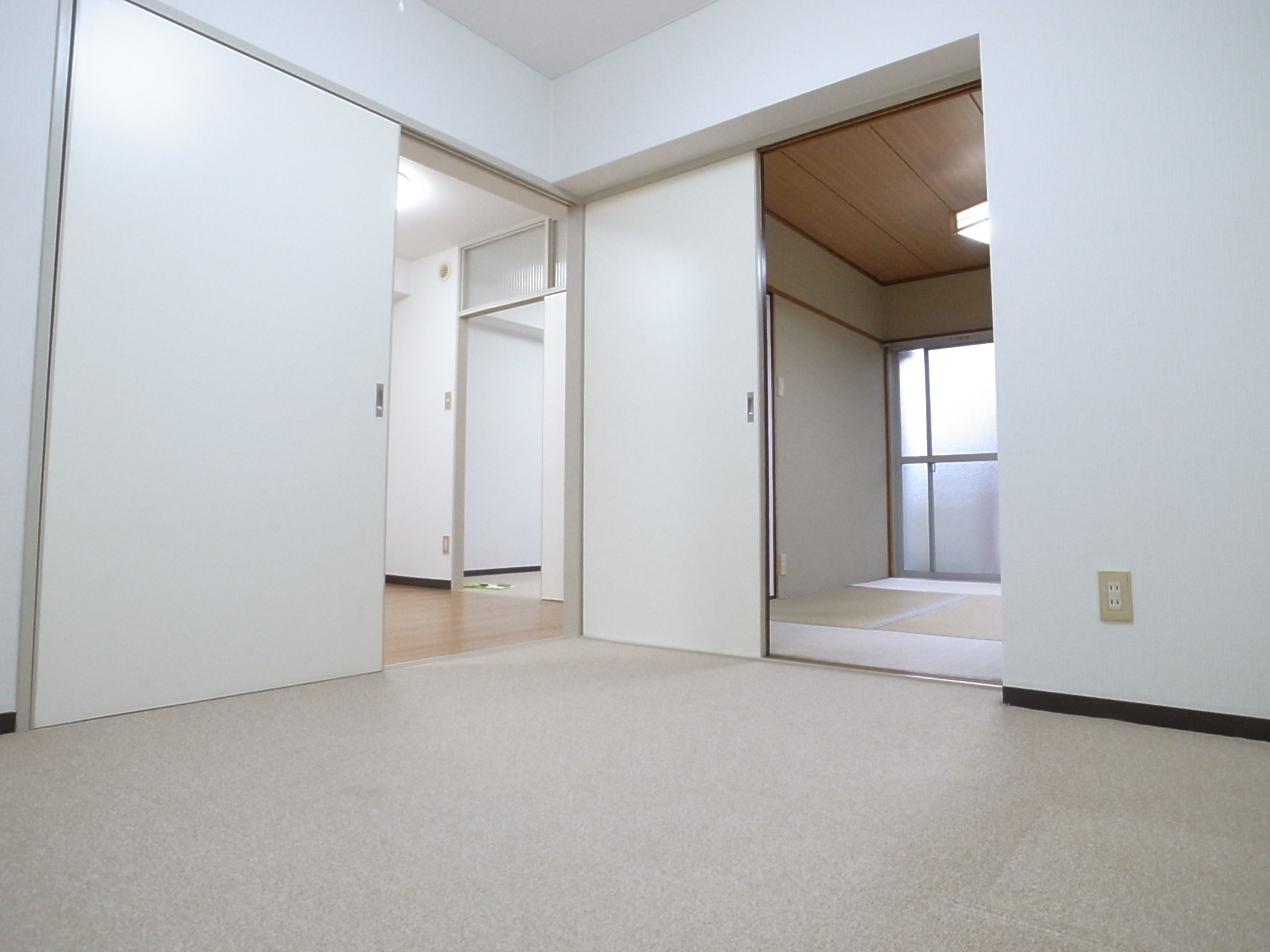 Living and room. Western-style 4.5 Pledge which is connected to the DK Japanese-style room