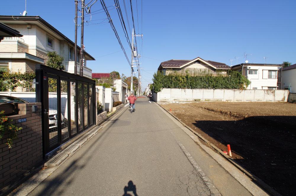 Local photos, including front road. At least as of the car, Clean, bright location. While a front road west road about 4.5M, As you car is small, You can park your car slowly in this area. It is also safe for children. 