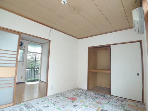 Living and room. Tatami has lined with newspaper to prevent sunburn