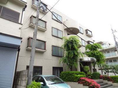 Building appearance. This is an automatic with a lock in the condominium rental apartments.