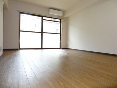 Living and room. 11.2 Pledge, Bright living room. 