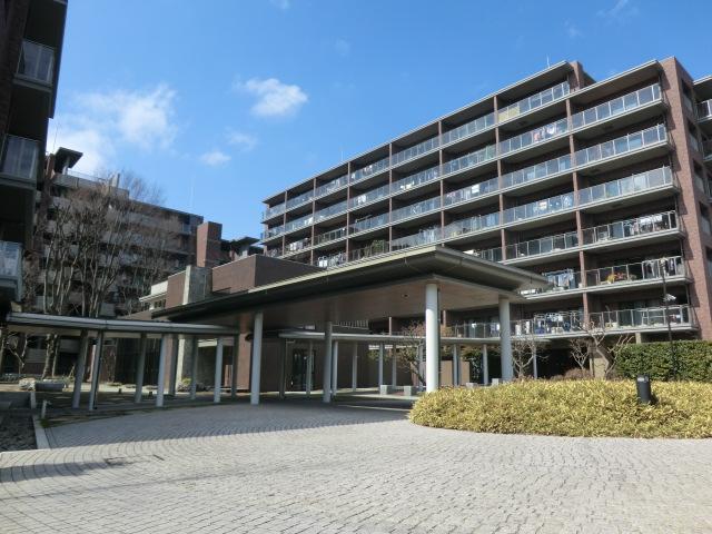 Local appearance photo. On-site driveway (March 2013) Shooting