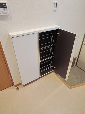 Entrance. Entrance ・ Shoebox