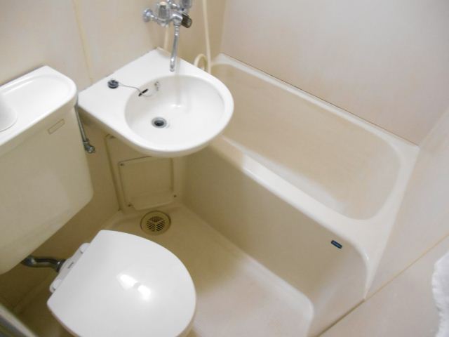 Bath. Your easy-to-clean wash basin with a three-point unit bus