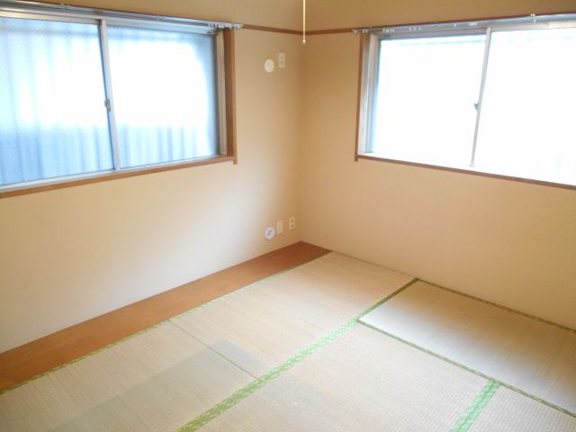 Living and room. It is a two-sided lighting in six quires of Japanese-style room