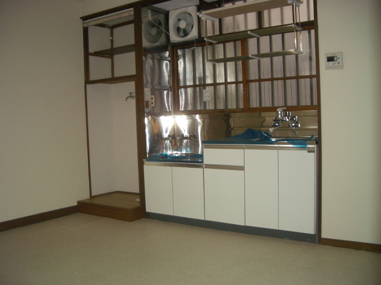 Kitchen. Gas K2-neck installation Allowed!