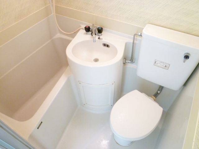 Bath. 3-point unit bus washbasin