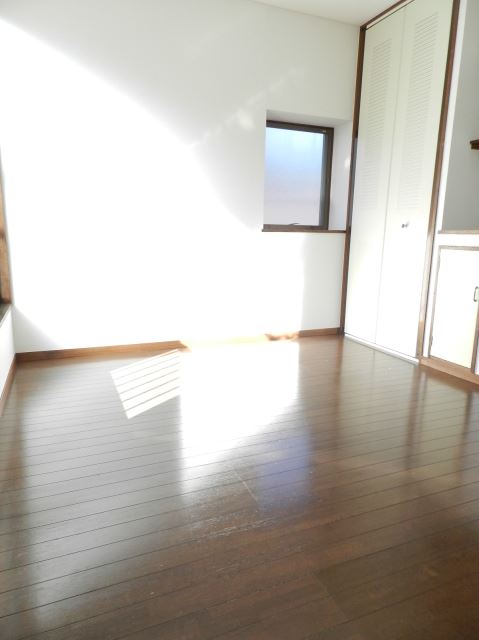 Living and room. It is a corner room dihedral daylight