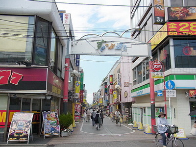 Shopping centre. Skip shopping street until the (shopping center) 450m