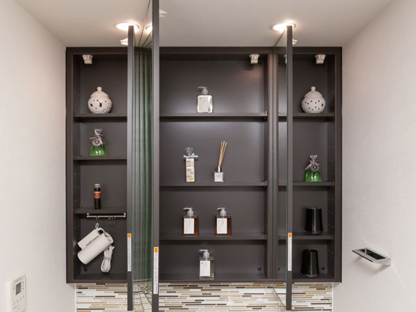 Bathing-wash room.  [Three-sided mirror back storage] A convenient storage space to organize, such as cosmetics, We have provided on the back surface of the three-sided mirror.