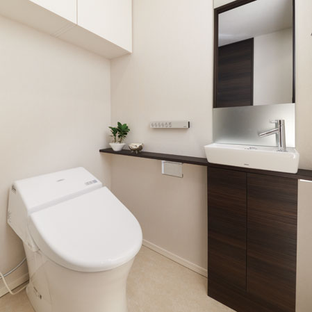 Bathing-wash room.  [Water-saving toilet system] Adopt a bidet with a water-saving toilet of beautiful form in the low silhouette. In addition to the height of the water-saving performance to reduce the quantity of cleaning water, Care in the dirt is likely to fall hard to luck "Sefi on Detect" is also easy.