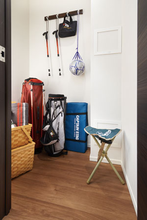 Receipt.  [Storeroom] Maeru and daily living supplies the family shared, It has established a convenient large storage space.