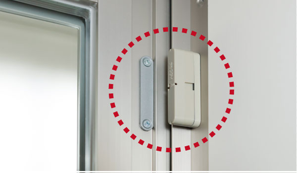 Security.  [Established the opening and closing sensor into the opening] Window (except for the FIX) and when the front door is opened at the time of the sensor configuration, It generates an alarm sound. Control room ・ Management company ・ Automatically reported to the security company. (Same specifications)