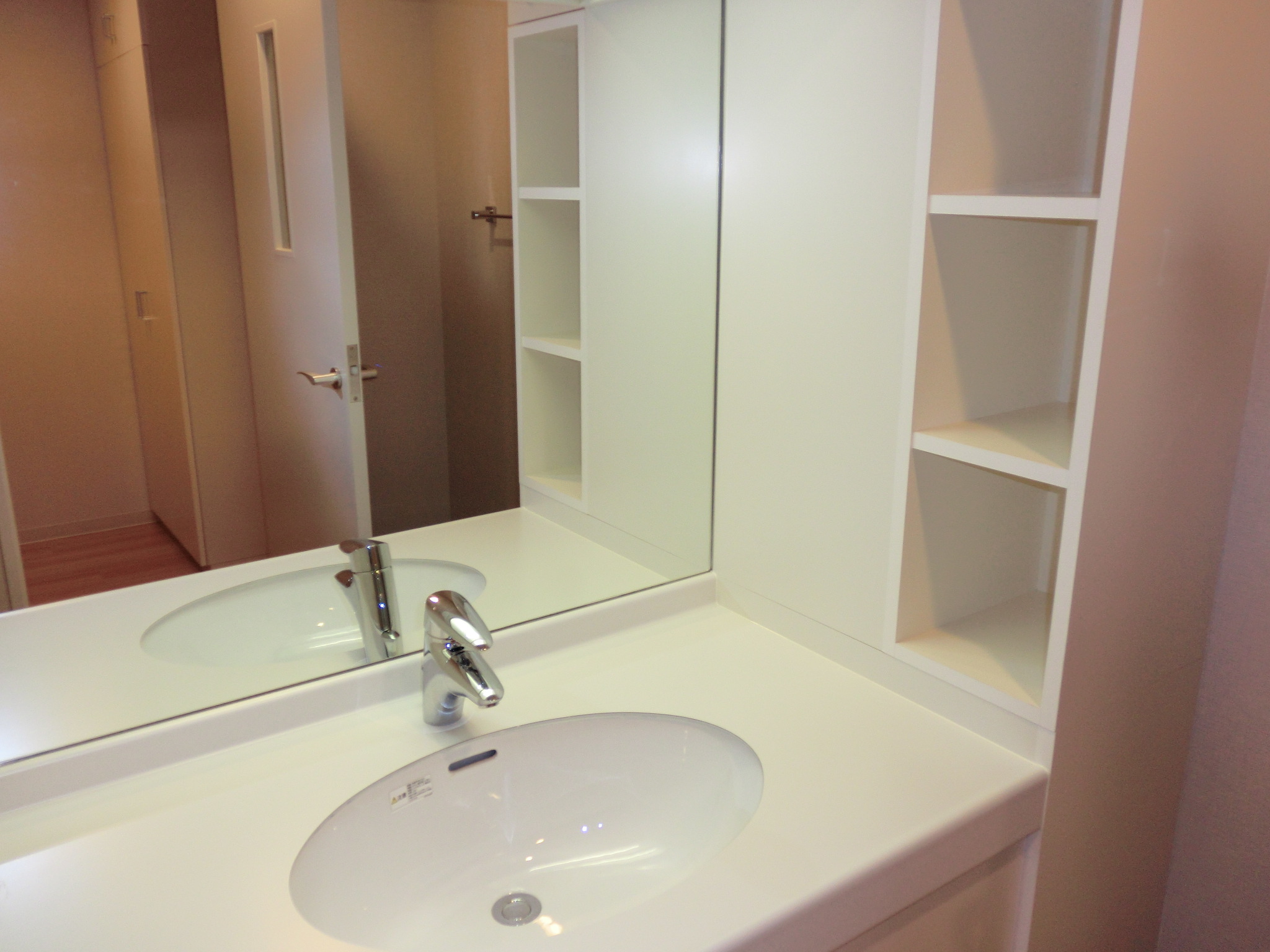 Washroom. Independent wash basin