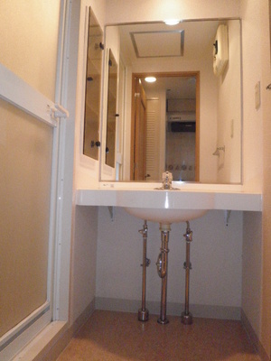 Washroom. Wall full of mirrors is helping us set