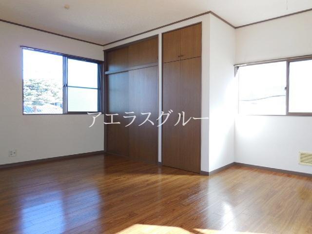 Other room space. Bright rooms