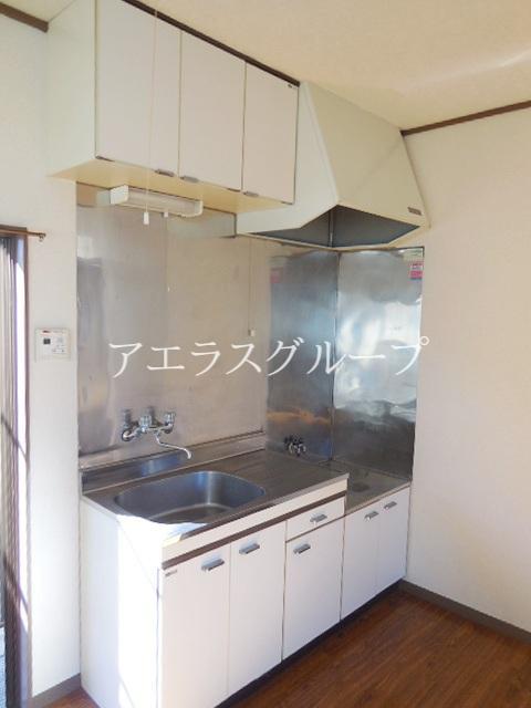 Kitchen. Two-burner gas stove is installed Allowed